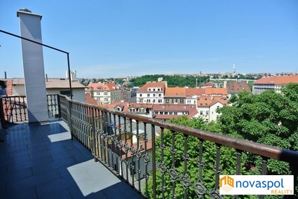 Luxusní podkrovní 4+kk 146 m2 + 10 m2 terasa, parkovací stání, Nuselská, Praha 4 Nusle. - Fotka 1