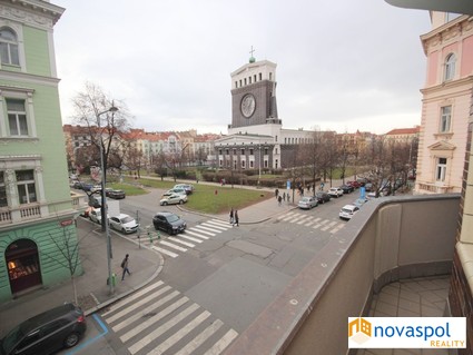 Zařízený byt 3+1 s balkonem, krásný výhled na náměstí Jiřího z Poděbrad - Fotka 14