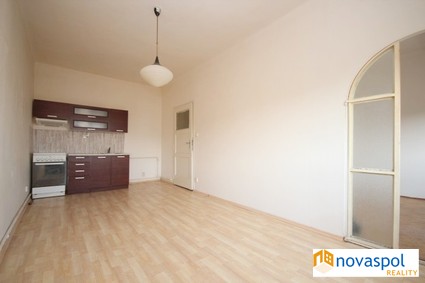 2+kk, 42m2, nezařízeno, Praha 8 - Libeň, orientace oken do vnitrobloku - Fotka 1